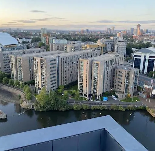 Modern Trafford 1Br Apartment-Free Parking-Cinema Room
